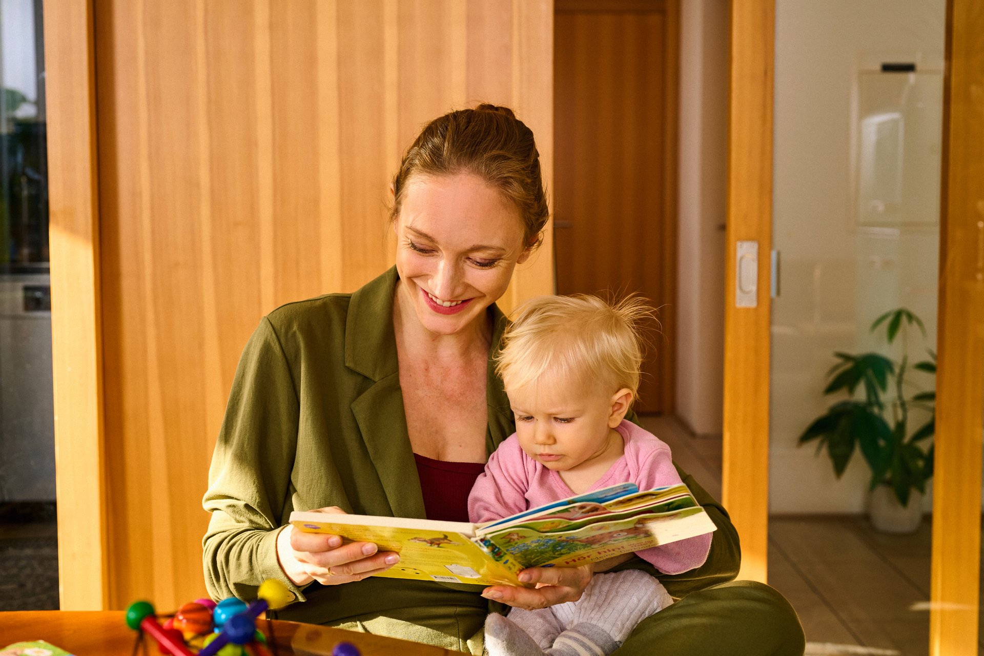 Vater und Sohn backen in der Küche