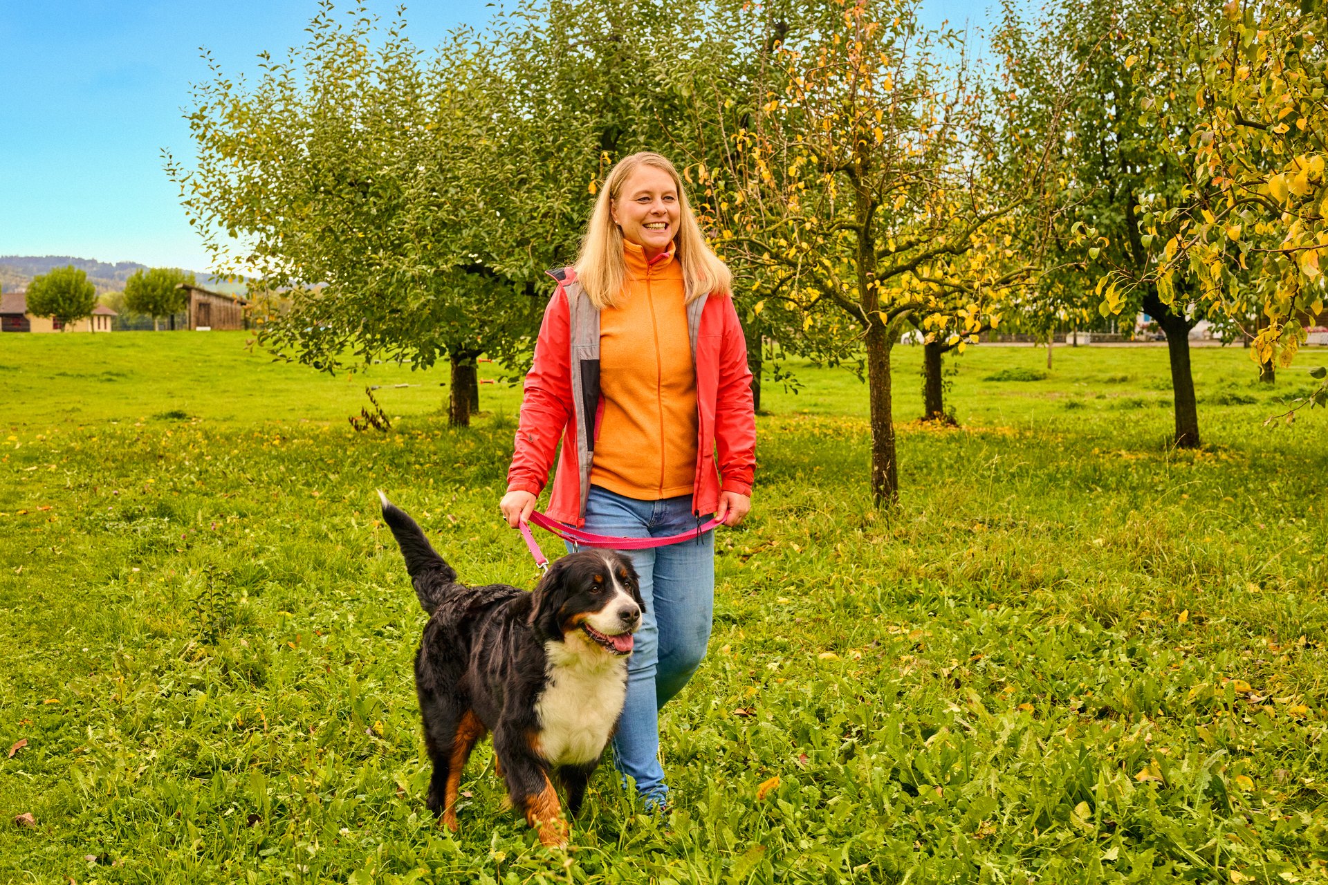 Frau macht Spaziergang mit Hund